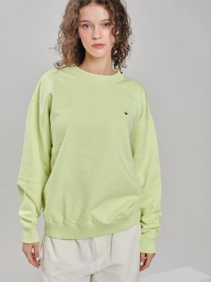 Sweater mit Yes Print auf Rückteil in lime am Model