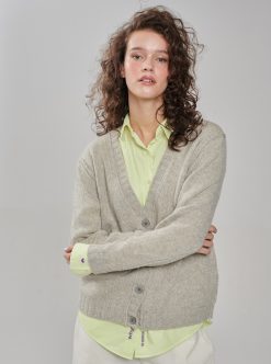Kaschmir Basic Strickjacke mit Lurexgarn in hellgrau melange am Model