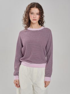 Kaschmir Pullover mit rosa-bordeaux Streifen am Model