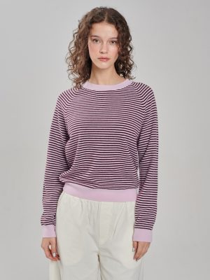 Kaschmir Pullover mit rosa-bordeaux Streifen am Model