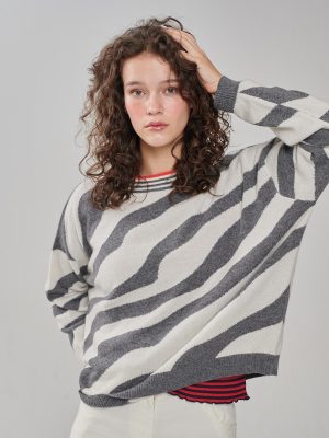 Kaschmir Pullover Zebramuster grau-offwhite am Model