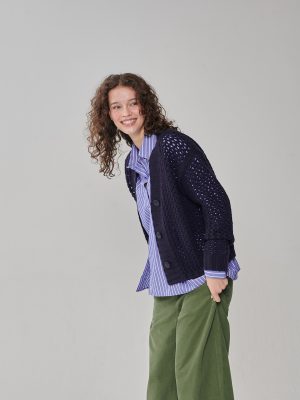 Lochstrickjacke in dunkelblau am Model