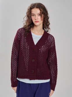 Lochstrickjacke in bordeaux am Model