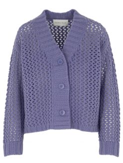 Lochstrickjacke in lila Vorderansicht