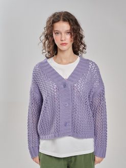Lochstrickjacke in lila am Model