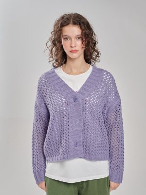 Lochstrickjacke in lila am Model