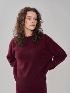 Boxy Pullover in bordeaux aus brushed Kaschmir am Model