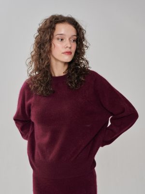 Boxy Pullover in bordeaux aus brushed Kaschmir am Model