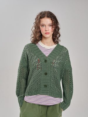 Lochstrickjacke in lodengrün am Model