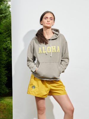 Grauer Hoodie mit Loop Stickerei Aloha am Model
