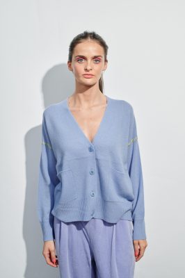 Cardigan in blau mit Kontrastnaht in gelb am Model Vorderansicht