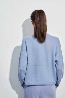 Cardigan in blau mit Kontrastnaht in gelb am Model Rückansicht