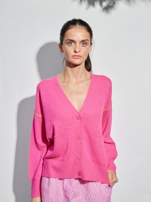 Cardigan in fuchsia mit Kontrastnaht in gelb am Model