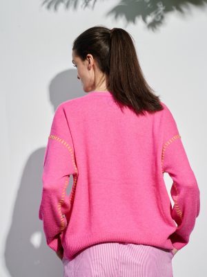 Cardigan in fuchsia mit Kontrastnaht in gelb am Model Rückansicht