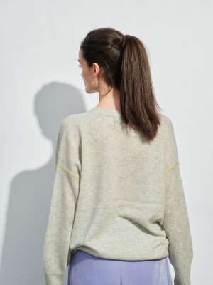 Cardigan in hellgrau mit Kontrastnaht in gelb am Model Rückansicht