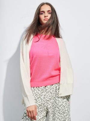 Cardigan in offwhite mit Kontrastnaht in pink am Model