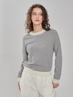 Kaschmir Pullover mit Streifen in grau-offwhite am Model