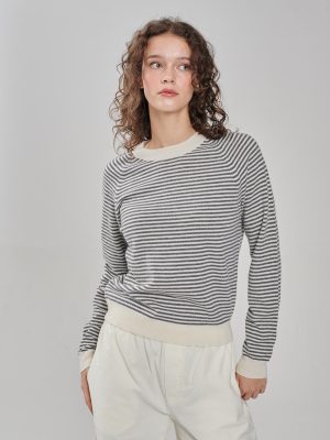 Kaschmir Pullover mit Streifen in grau-offwhite am Model