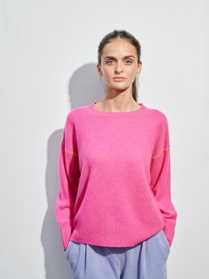 Pullover in fuchsia mit Kontrastnaht in gelb am Model