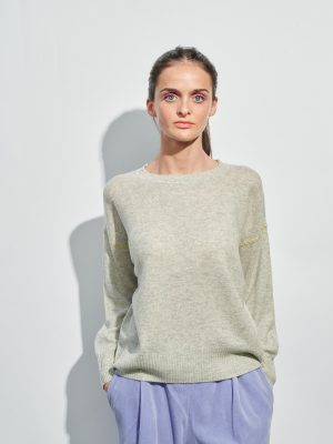 Pullover in hellgrau mit Kontrastnaht in gelb am Model