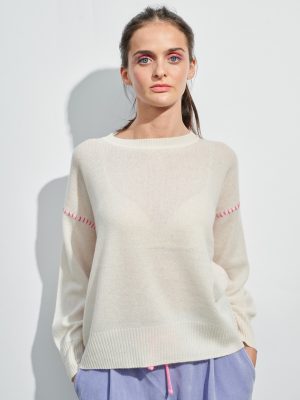 Lässiger Pullover in off white mit Kontrastnähten in pink am Model
