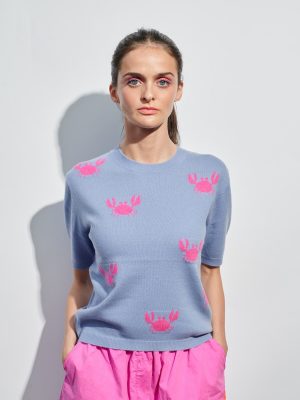Pullover mit Krabben in blau am Model