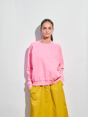 Sweatshirt mit bestickten Blumen in pink am Model