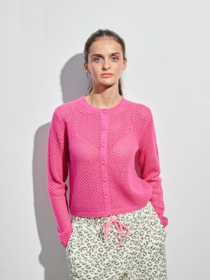 Kaschmir Strickjacke in Netz Optik fuchsia am Model