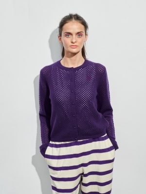 Kaschmir Strickjacke in Netz Optik lila am Model