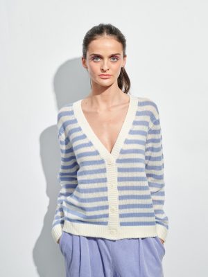 Cardigan mit Streifen in hellblau und cremeweiß am Model