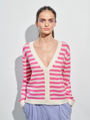 Cardigan mit Streifen in fuchsia und cremeweiß am Model