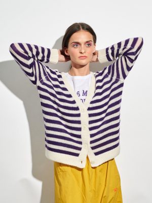 Cardigan mit Streifen in dunklem lila und cremeweiß am Model