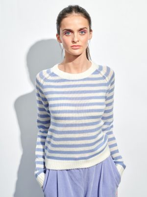 Ringelpullover in hellblau und cremeweiß am Model