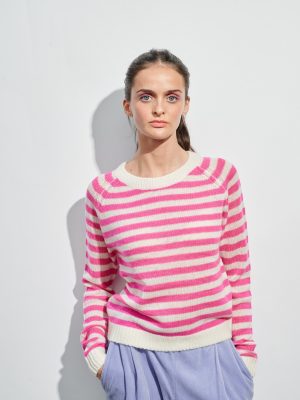 Ringelpullover in fuchsia und cremeweiß am Model