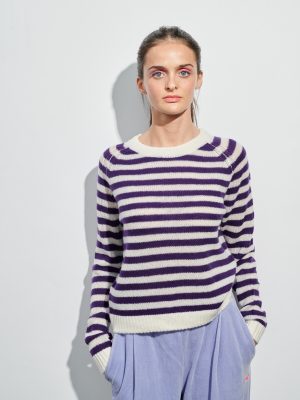Ringelpullover in lila und cremeweiß am Model