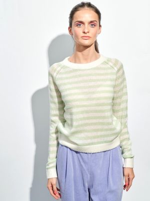 Ringelpullover in mint und cremeweiß am Model