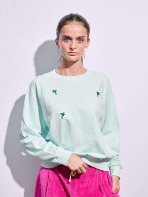Sweatshirt mit Palmen blau am Model