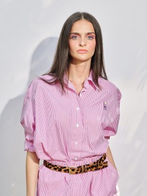 Popeline Bluse mit Streifen in rosa am Model