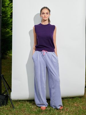 Lange Hose velour flieder am Model