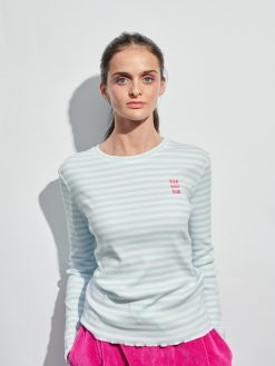 Rib Longsleeve hellblau-weiß mit Sunrise Stickerei am Model