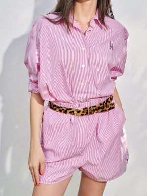 Gestreifte Popeline Shorts in Rosa am Model