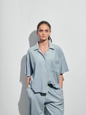 Frottée Leo Hemd in flieder am Model