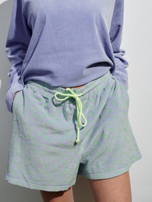 Leo Shorts aus Frottée in lila am Model