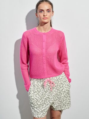 Leo Frottée Shorts in weiß am Model