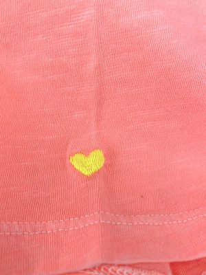T-shirt mit V-Ausschnitt in fluo apricot, Herz am Ärmel