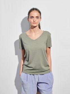 T-Shirt mit V- Ausschnitt in grau am Model