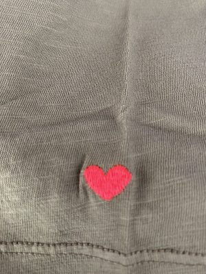 T-Shirt mit V- Ausschnitt in grau mit Herz am Ärmel