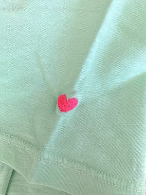 V-neck T-shirt in grün mit pinkem Herz am Ärmel