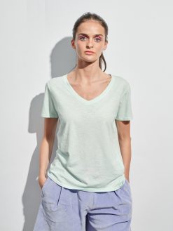 V-Neck T-shirt mit Slub Yarn Struktur in eislblau am Model