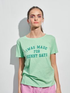 T-shirt sunny days in hellem grün am Model